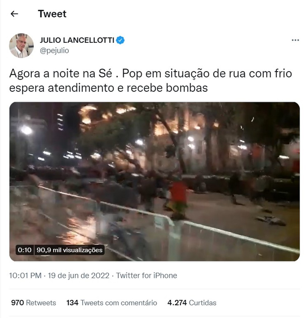 Padre Júlio Lancellotti publicou vídeo que mostra bomba sendo atirada contra moradores em situação de rua na região da Praça da Sé, Centro de São Paulo — Foto: Reprodução/Twitter