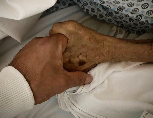 Cauã Reymond segura a mão da avó (Foto: Instagram) Cauã Reymond segura a mão da avó (Foto: Instagram)
