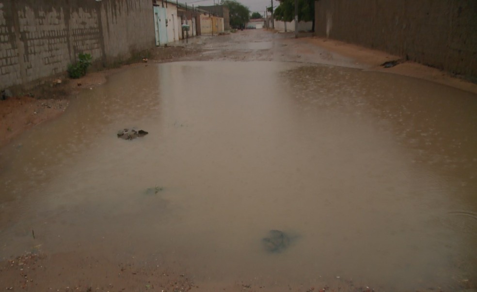 Moradores de diversos bairros de Petrolina ficaram ilhados depois da chuva — Foto: Reprodução /TV Grande Rio