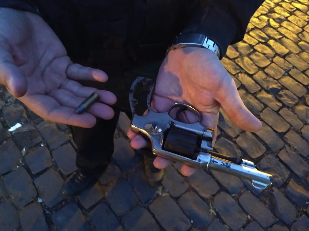 PolÃ­cia apreendeu uma arma durante a operaÃ§Ã£o na regiÃ£o de Apucarana â Foto: PolÃ­cia Civil/DivulgaÃ§Ã£o