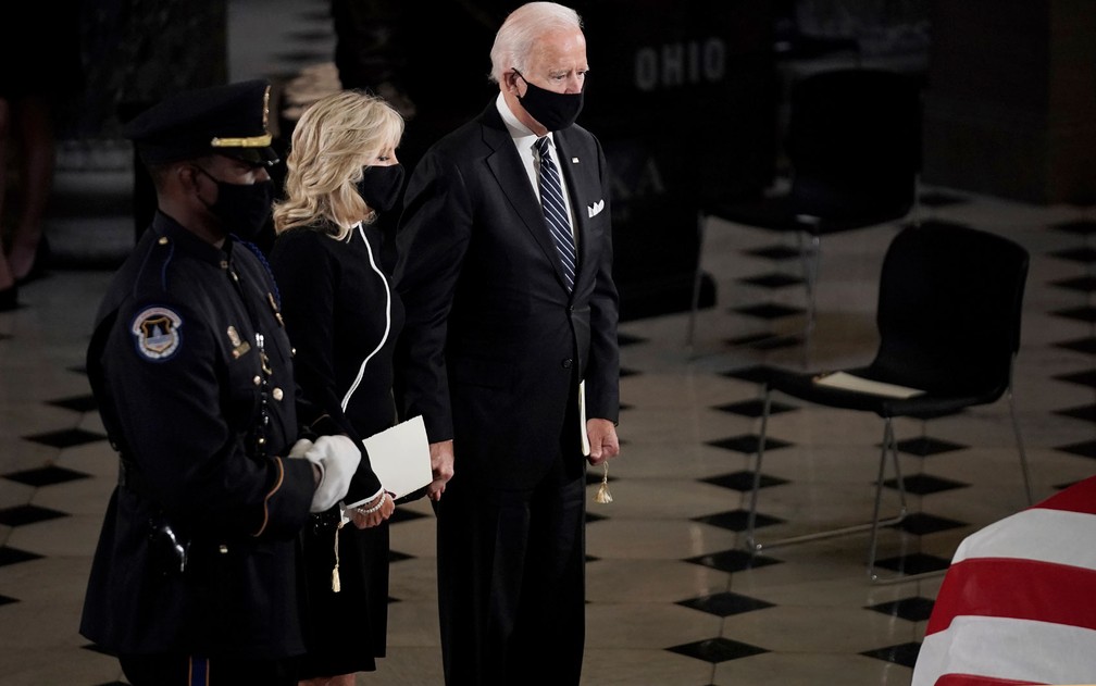 O candidato democrata à presidência dos EUA, Joe Biden, e sua mulher, Jill, prestam homenagens durante o funeral da juíza da Suprema Corte Ruth Bader Ginsburg, no Capitólio, em Washington DC, na sexta-feira (25) — Foto: Greg Nash/Pool via AP