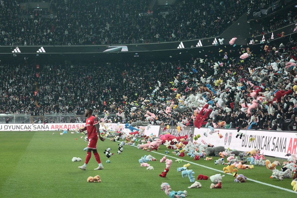 Torcedores do Besiktas lançam milhares de pelúcias no campo para as crianças vítimas do terremoto — Foto: REUTERS/Stringer