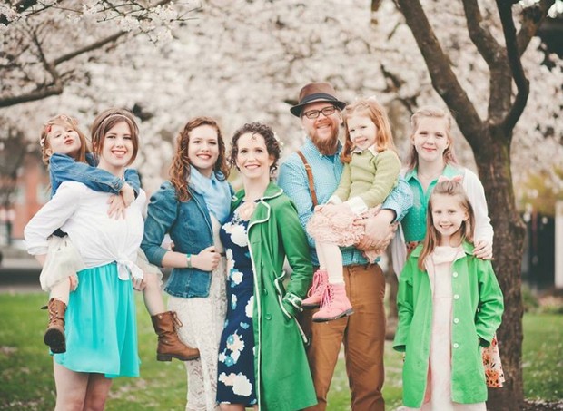 Casal tem 6 filhas e espera a sétima  (Foto: reprodução Facebook)
