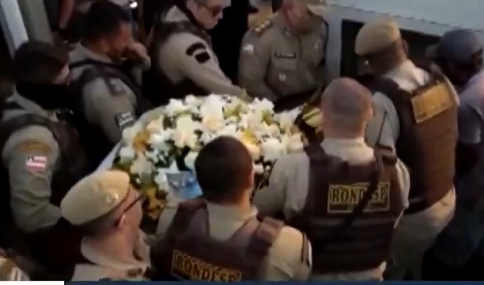 Corpo de PM após confronto em Porto Seguro é enterrado sob forte comoção — Foto: Reprodução / TV Santa Cruz