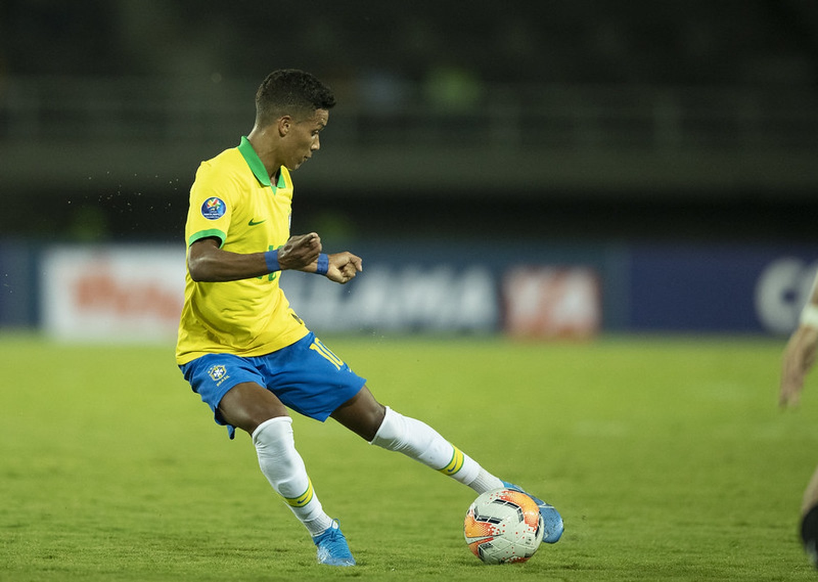 Corinthians espera aceno final do Benfica para venda de Pedrinho e empréstimo de Yony González