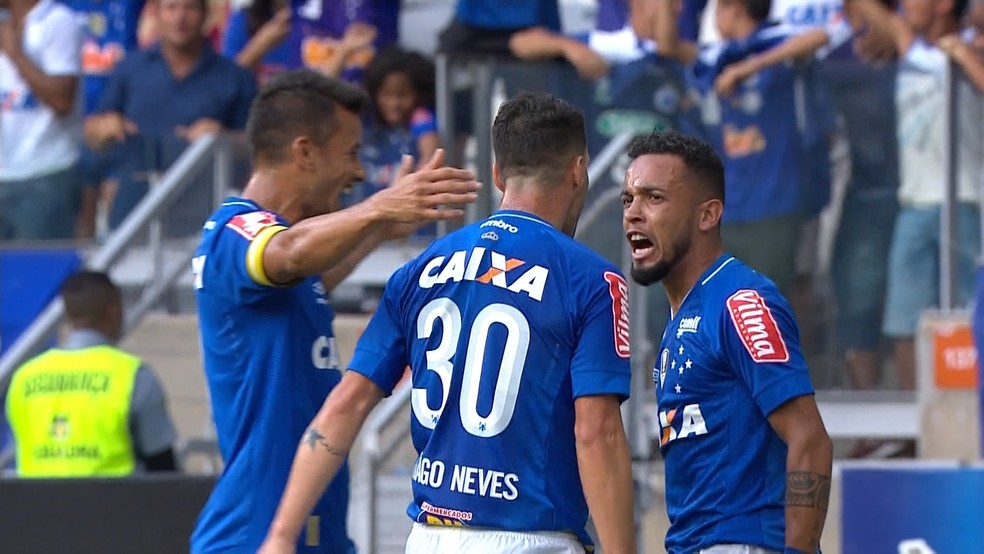 Henrique e Thiago Neves comemoram gol de Rafinha, o de número 97 do Cruzeiro em 2017 (Foto: Reprodução / Premiere)