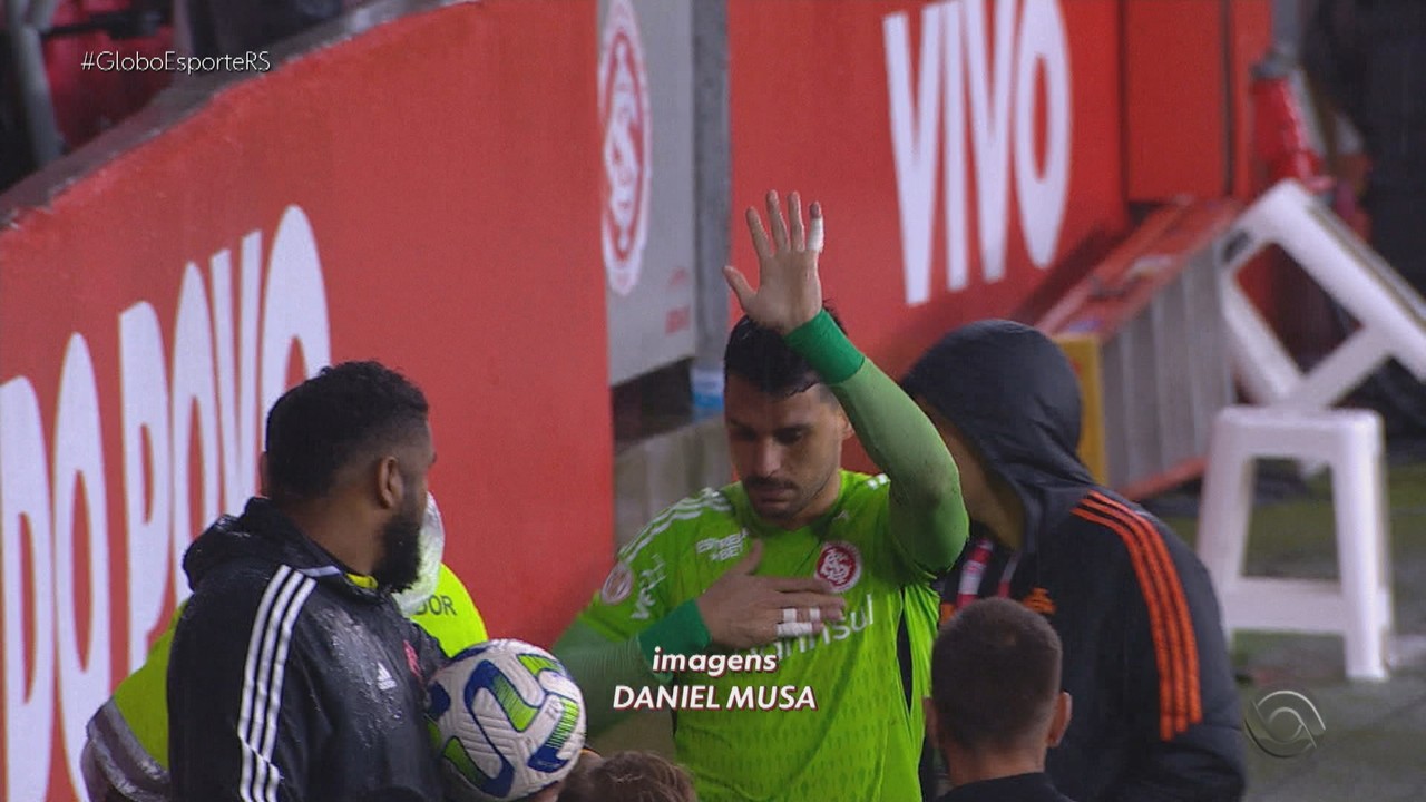 Disputa de bola entre Bustos e Kannemann