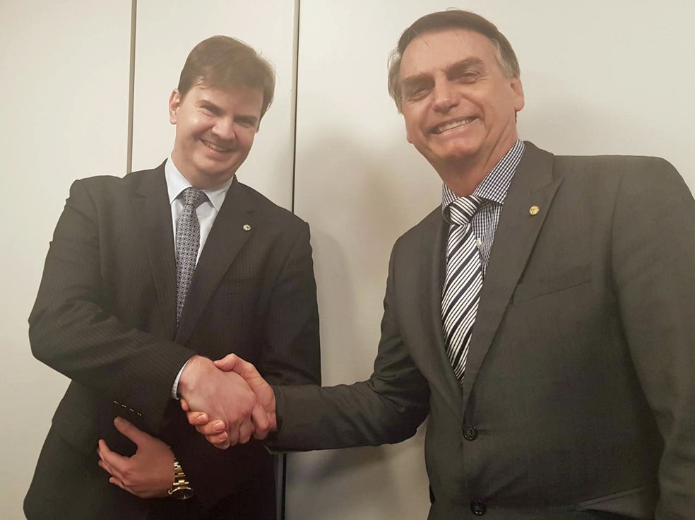 O futuro ministro do Desenvolvimento Regional, Gustavo Canuto, ao lado do presidente eleito, Jair Bolsonaro â Foto: DivulgaÃ§Ã£o/Assessoria do governo de transiÃ§Ã£o