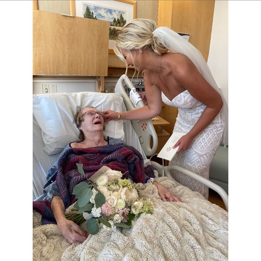 Samantha Louise se em hospital para a avó participar da cerimônia (Foto: @reneebello Reprodução / Instagram)