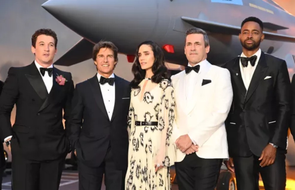 Tom Cruise na companhia de Miles Teller, Jennifer Connelly, Jon Hamm e Jay Ellis no lançamento de Top Gun: Maverick (2022) em Londres — Foto: Getty Images