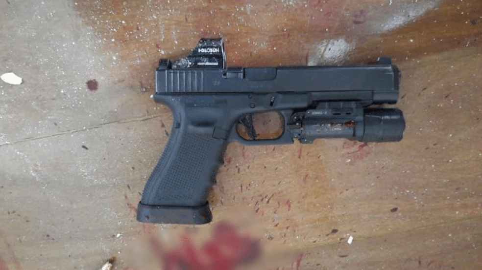 Pistola Glock 9 mm: Arma que, segundo a polícia, modelo Priscila Barrios baleou delegado Paulo Bilynskyj e que depois usou para se suicidar — Foto: Reprodução/Polícia Civil 