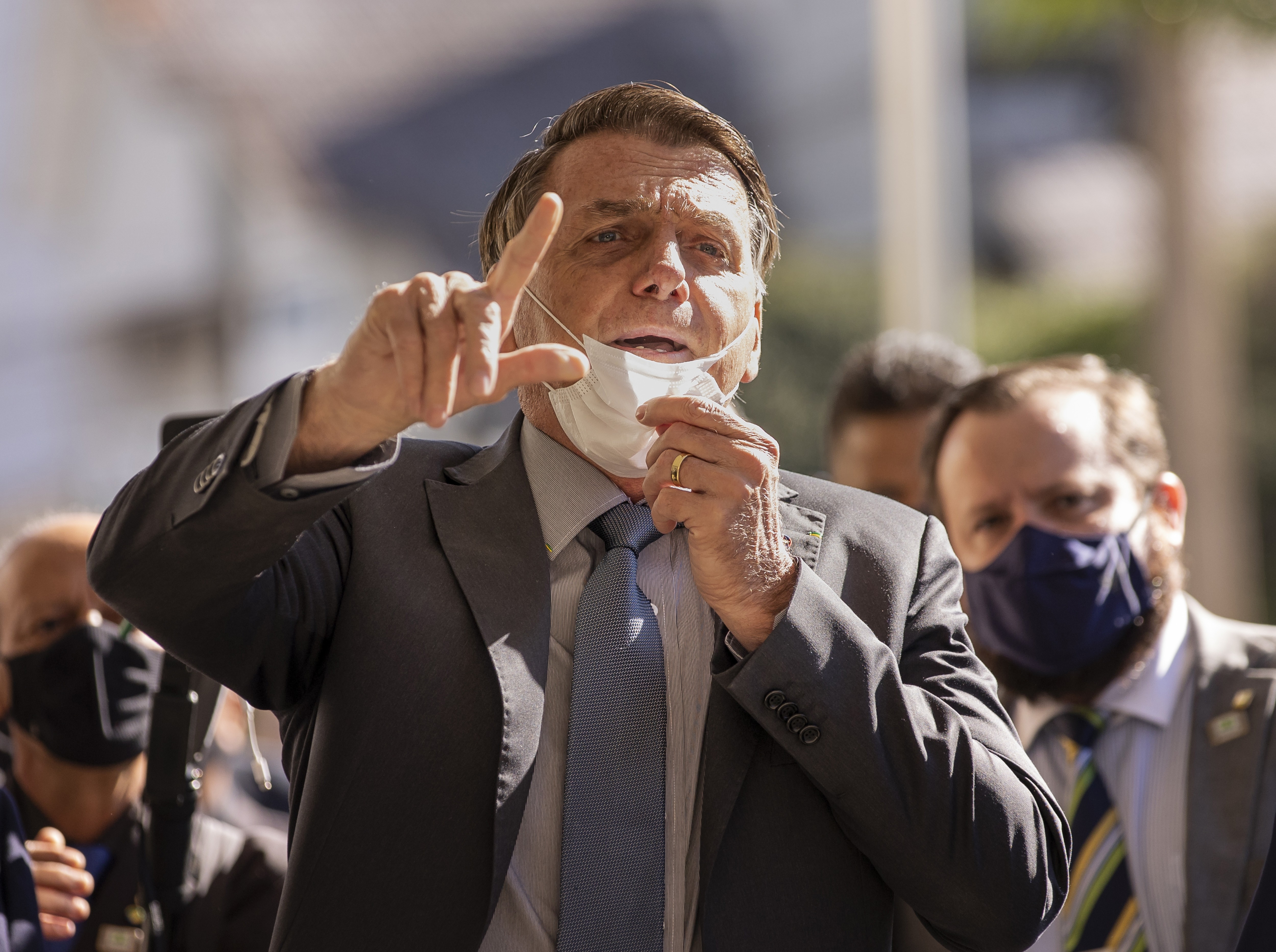 Presidente Jair Bolsonaro contraria protocolos sanitários e retira máscara para falar durante visita a Chapecó (SC) na última quarta-feira