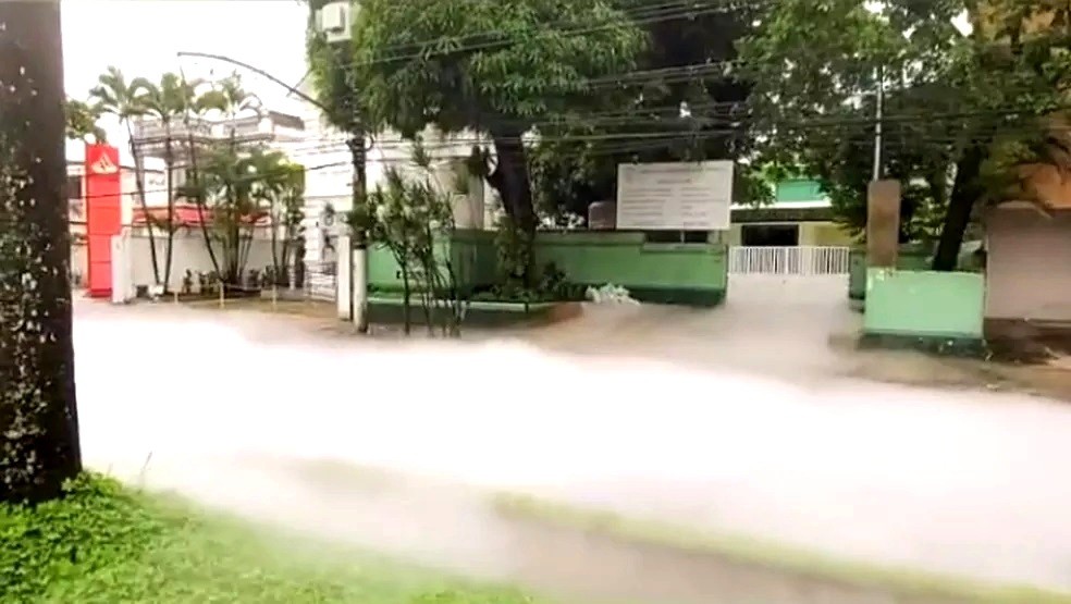 Fumaça branca tomou conta de avenida após vazamento de gás e assustou moradores em Santos, SP — Foto: Nando Pinheiro