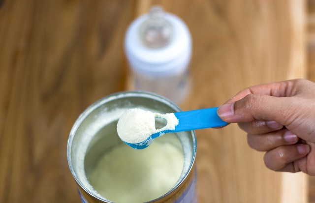 New parents Powder milk and blue spoon on light background close-up. Milk powder for baby in measuring spoon on can. Powdered milk with spoon for baby. Baby Milk Formula and Baby Bottles. (Foto: Getty Images)