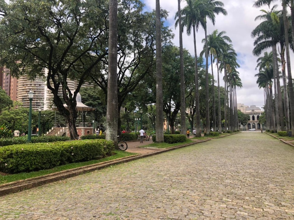 Praça da Liberdade deserta na terça-feira de Carnaval 2021, quando pandemia obrigou cidades a proibirem festas e aglomerações. — Foto: Marcelo Moreira / TV Globo