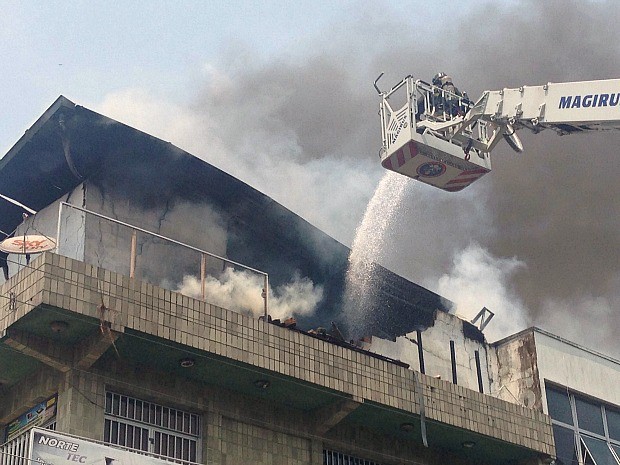Bombeiros trabalham para controlar as chamas em prédio no Centro de Manaus (Foto: Indiara Bessa/G1 AM)
