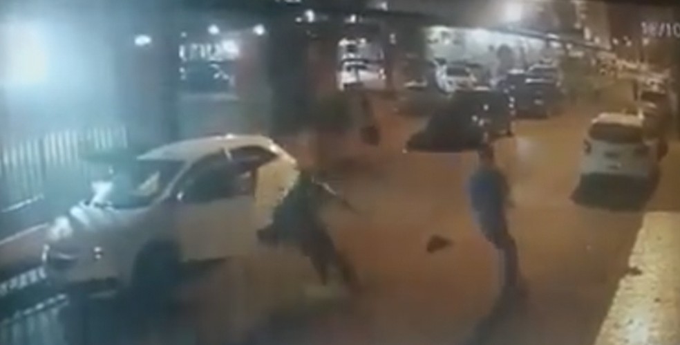 Mulher é abordada por assaltantes ao estacionar carro no Guará, no DF — Foto: Reprodução