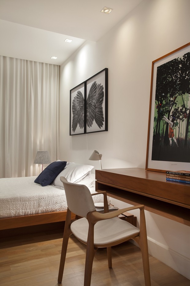 O quarto do casal ganhou cama, mesa e criado-mudo projetados pelo escritório InTown e executados pela marcenaria Móveis Ferreira (Foto: MCA Estúdio/Divulgação)