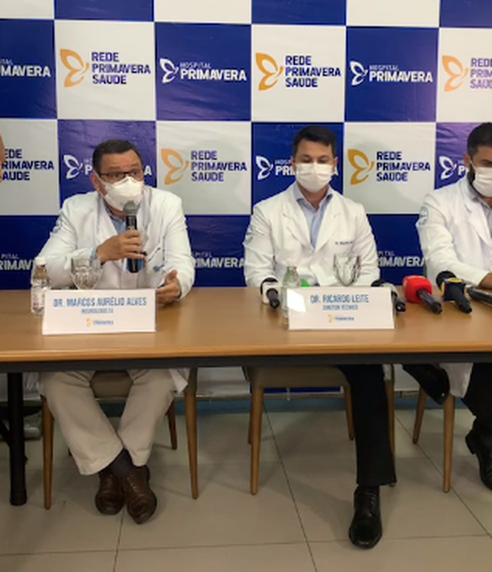 Médicos fazem coletiva para falar do estado de saúde da cantora Paulinha Abelha, do Calcinha Preta — Foto: Reprodução