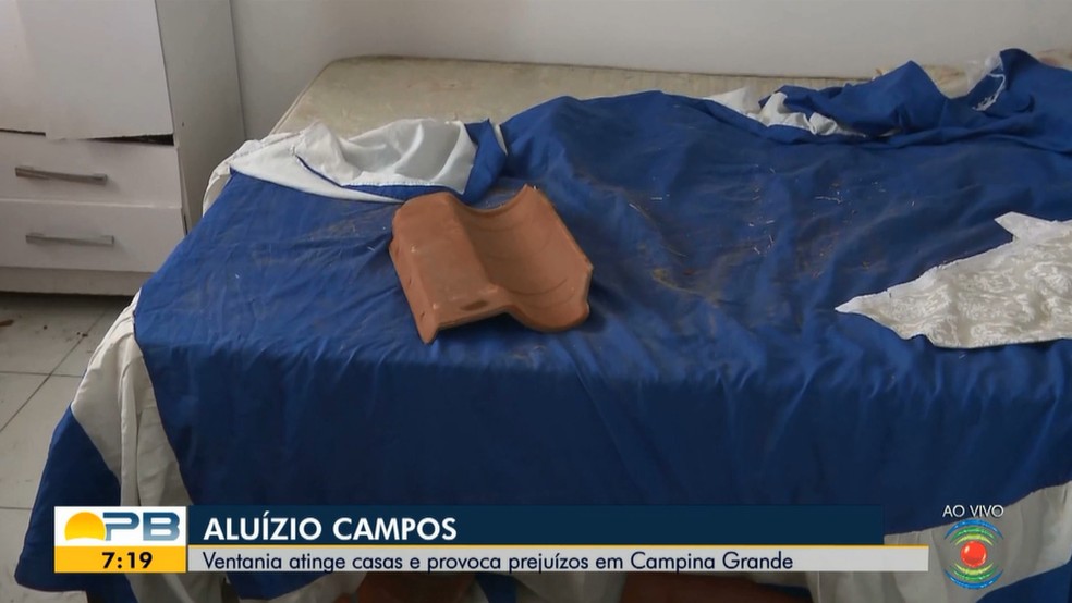 Na casa dos moradores Priscila e Antônio, as telhas caíram no quarto do casal, algumas em cima da cama — Foto: Reprodução/TV Cabo Branco