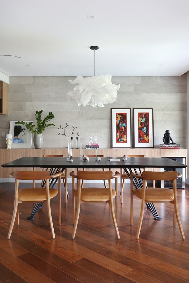 Arte, madeira e tons de cinza definem apartamento jovem em São Paulo (Foto: Mariana Orsi)