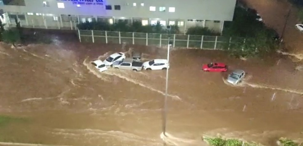 Forte chuva em Uberlândia causa pontos de alagamento e Inmet emite alerta