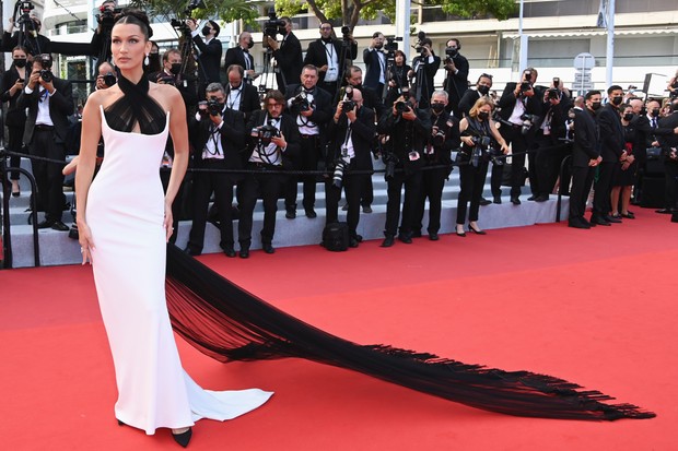 CANNES, FRANCE - JULY 06: Bella Hadid attends the "Annette" screening and opening ceremony during the 74th annual Cannes Film Festival on July 06, 2021 in Cannes, France. (Photo by Daniele Venturelli/WireImage) (Foto: WireImage)