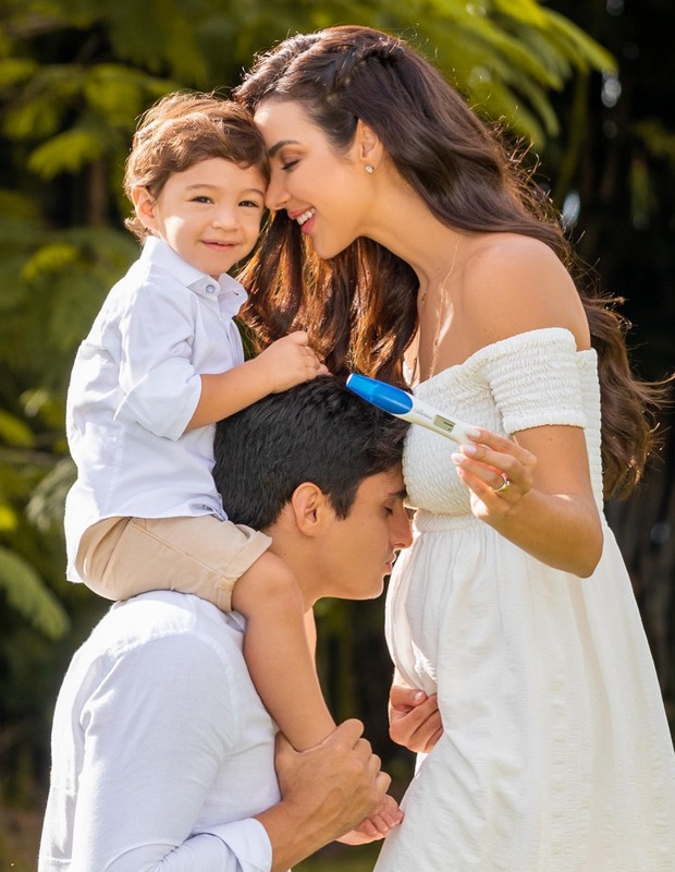 Influencer Raiza Marinari (com o marido, Rogério Thomé, e o filho, Davi), anuncia segunda gravidez (Foto: Reprodução/Instagram)