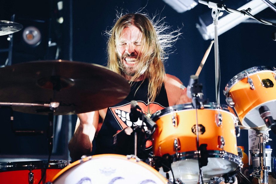 Taylor Hawkins. Os fãs do Foo Fighters foram pegos de surpresa no dia 25 de março de 2022, quando foi anunciada a morte do baterista da banda. A causa da morte não foi divulgada, mas, segundo a AFP, um exame toxicológico apontou mais de 10 substâncias encontradas no corpo do músico. Ele tinha 50 anos.