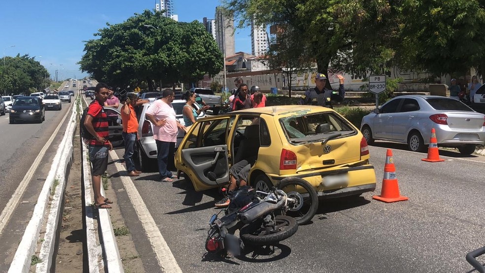 Engavetamento na BR-230, na Grande João Pessoa, envolve 11 veículos e deixa  3 pessoas feridas, Paraíba