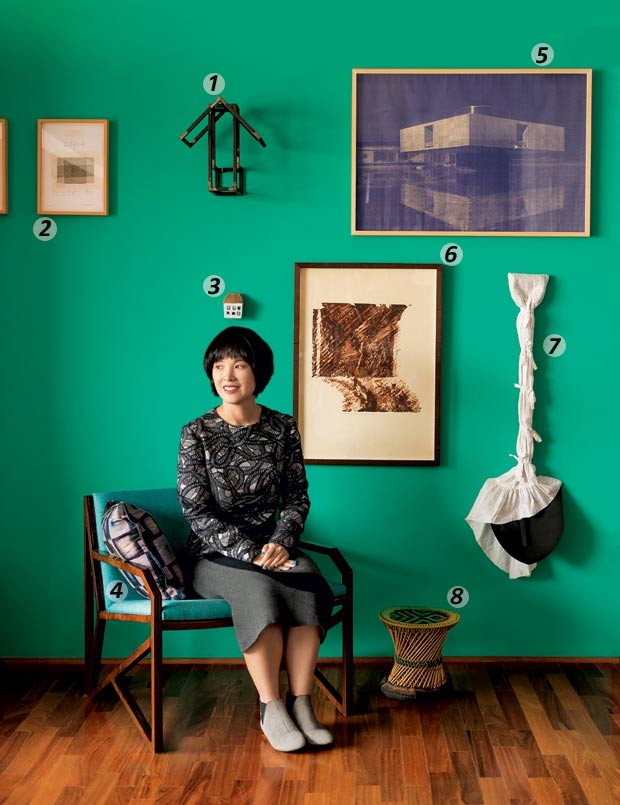 A estilista Fernanda Yamamoto em seu apartamento, em São Paulo (Foto: Gabriel Rinaldi)