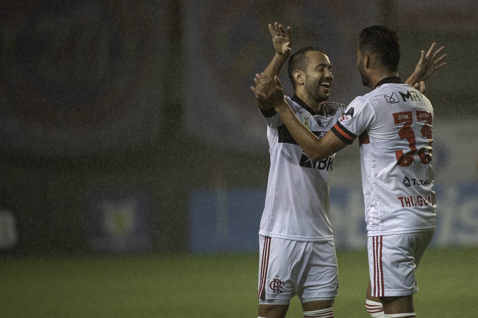 Everton Ribeiro comemora gol pelo Flamengo com Thiago Maia — Foto: Alexandre Vidal / Flamengo