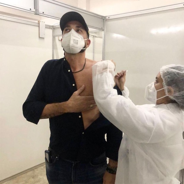 Latino se vacina contra a Covid-19 (Foto: Reprodução / Instagram)