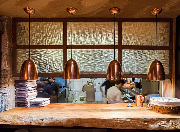 Passa-pratos de madeira rústica do Nino Cucina, à vista da clientela: estilo cálido e caseiro, do salão aos pratos (Foto: Lufe Gomes / Editora Globo)