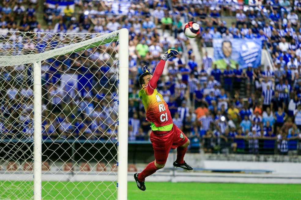 Dias em a&ccedil;&atilde;o no Est&aacute;dio Rei Pel&eacute; &mdash; Foto: A&iacute;lton Cruz/Gazeta de Alagoas