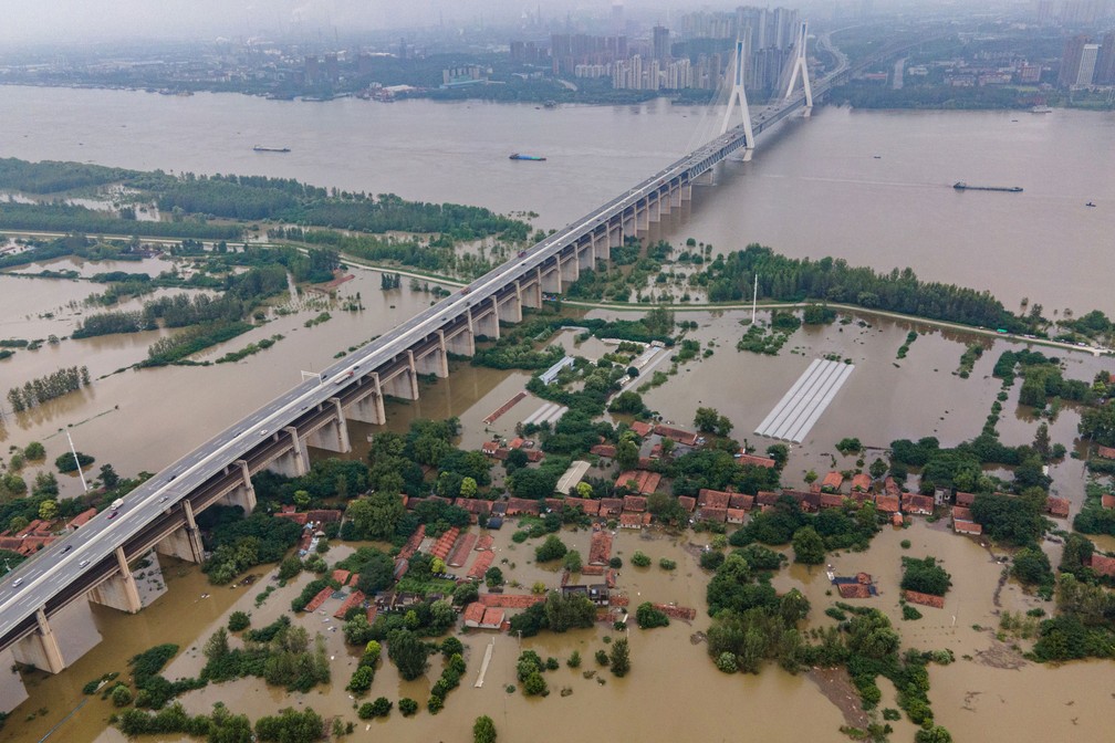Vista aérea mostra a inundada ilha de Tianxingzhou, que tem área para ‘armazenar’ água da enchente do rio Yangtze, em Wuhan, na China, na segunda-feira (13) — Foto: AFP