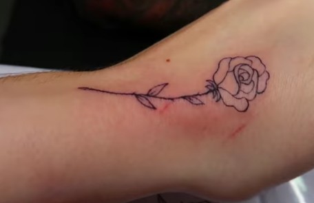 Ela também tatuou uma rosa na mão Reprodução