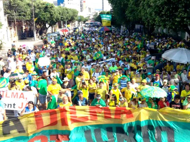 Manifestantes interditaram a Avenida Eduardo Ribeiro, Centro de Manaus (Foto: Marcos Lima/Rede Amazônica)