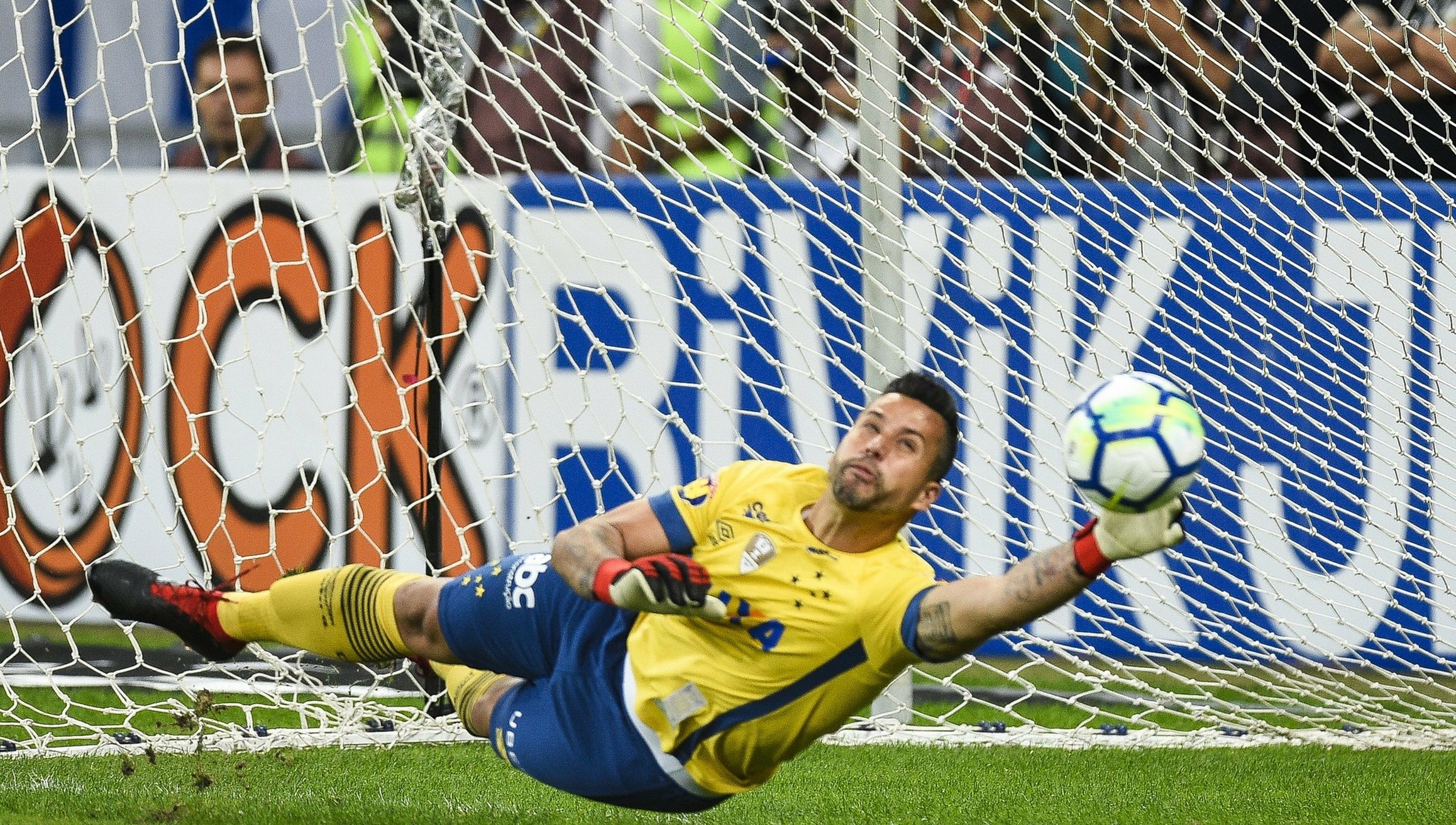 Fábio salvou quase 50% dos gols rivais nas disputas de pênaltis no Cruzeiro