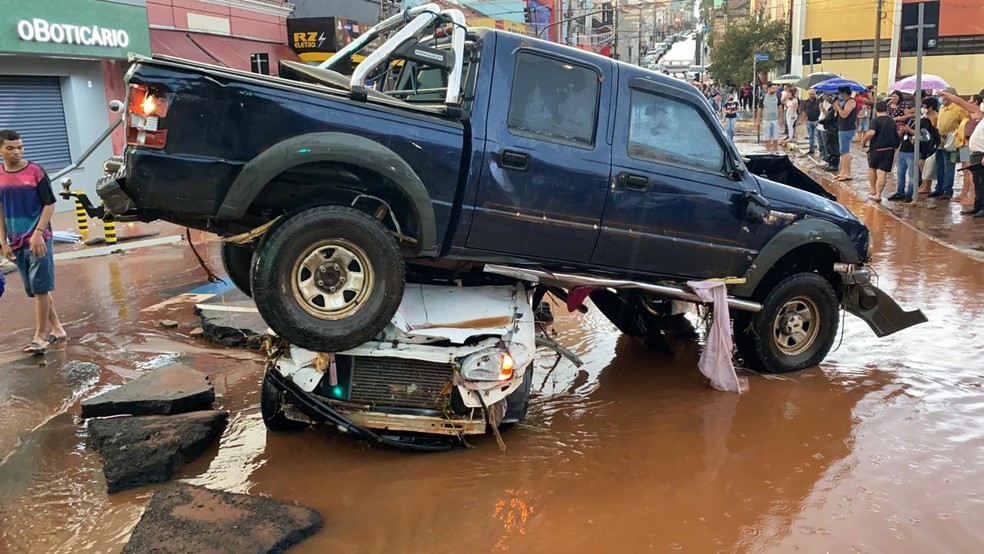 Carros foram arrastados pela chuva em São Carlos — Foto: Felipe Boldrini/EPTV