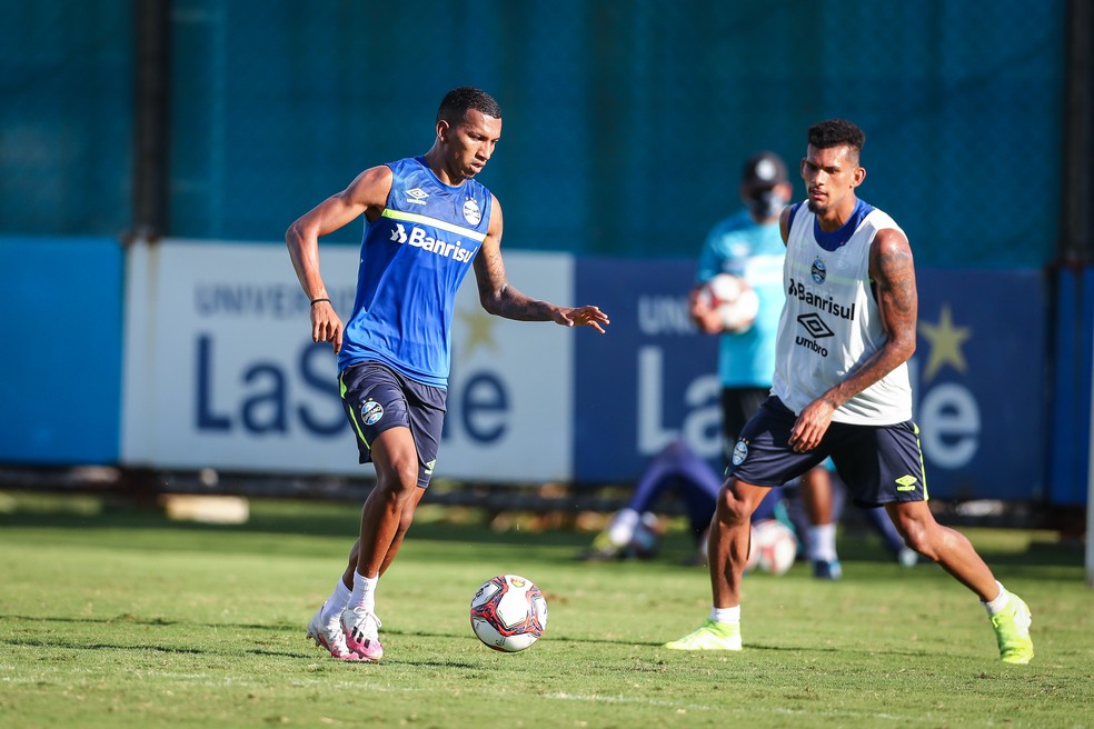 Léo Chú e Rodrigues em treino do Grêmio — Foto: Lucas Uebel/Grêmio