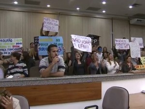 População fez protestos na Câmara dos Vereadores (Foto: Reprodução / TV Tribuna)