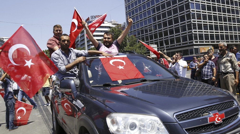 Apoiadores do governo de Erdogan comemoram impedimento da tentativa de golpe na Turquia — Foto: REUTERS/Tumay Berkin