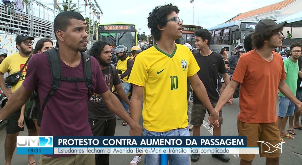 Estudantes pedem mais diálogo e fim do aumento na passagem de ônibus em São Luís — Foto: Reprodução/TV Mirante