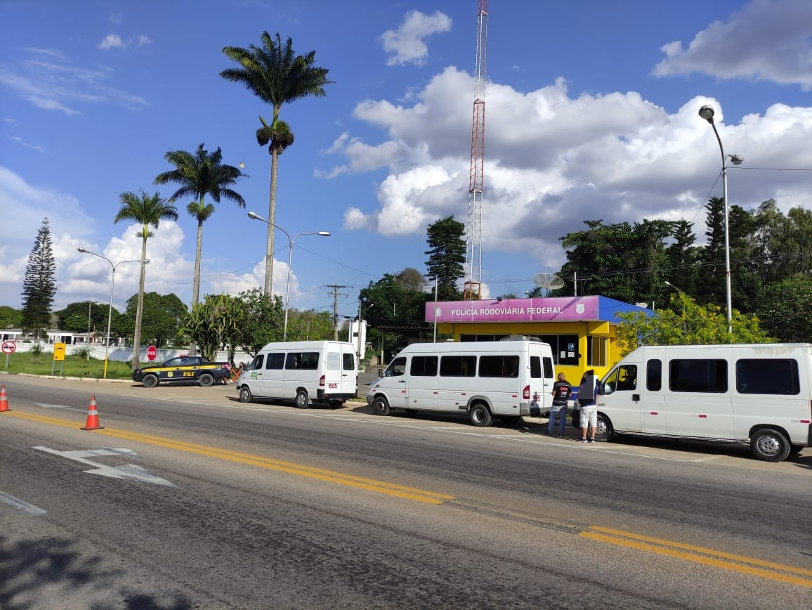PRF e EPTI recolhem 10 vans por transporte irregular de passageiros em Garanhuns