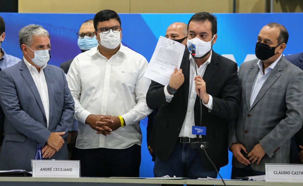 Cláudio Castro após assinar projeto de lei que prevê auxílio emergencial no RJ — Foto: Rogério Santana/ Governo do RJ/Divulgação