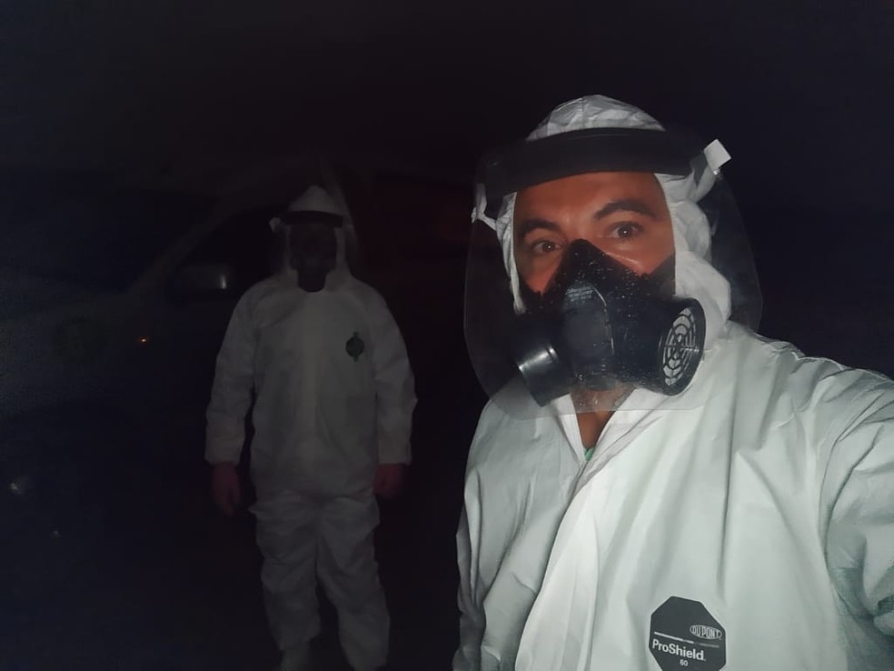 Agentes funerários fazem enterro de idosa morta por Covid-19 na Bahia — Foto:  Junior da Pax / Arquivo Pessoal