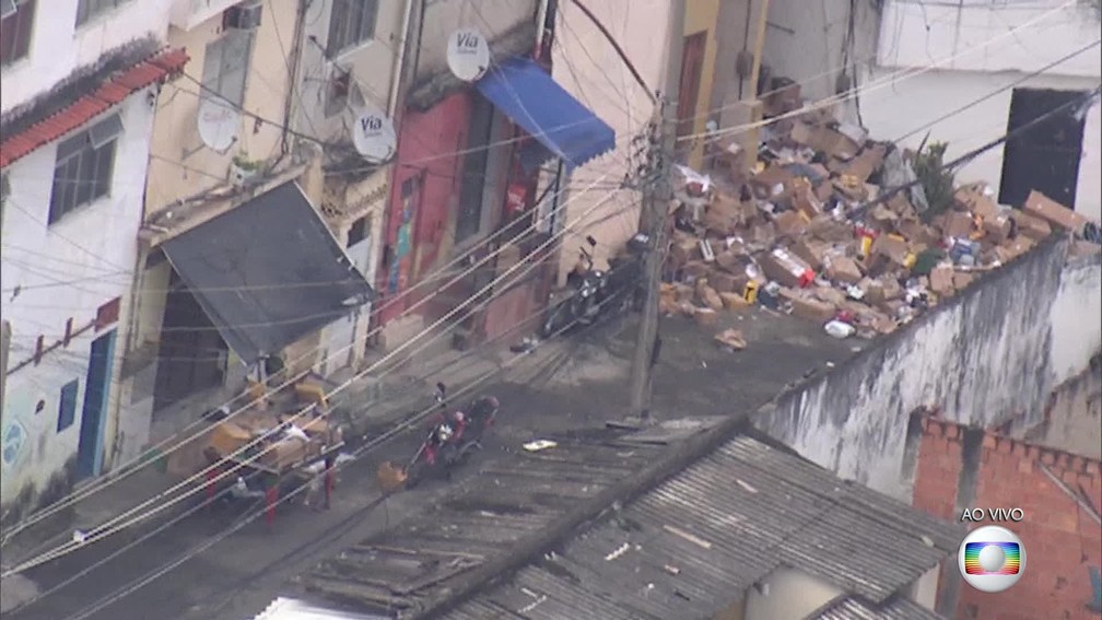 Carga roubada espalhada pela rua no Morro São João, no Engenho Novo, na Zona Norte do Rio. (Foto: Reprodução/ TV Globo)