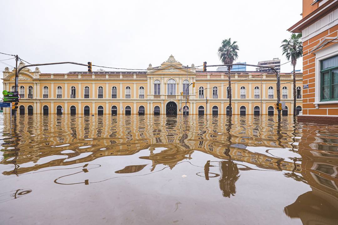 Fachada do Mercado Público de Porto Alegre está circundada por água