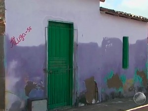 Frente de casa em Riachão do Jacuípe marcada pela água que se aproximou do telhado (Foto: Imagens/TV Bahia)